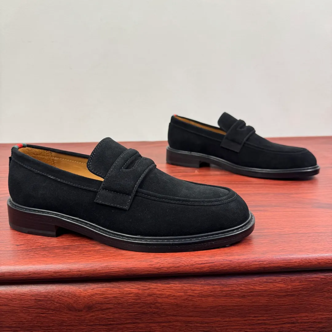 Batch 980 Gucci/Gucci new men's solid color leather loafers! These elegant loafers are crafted from soft suede calfskin and are available in two styles. The upper is decorated with genuine leather buckles, adding low-key and unique logo pattern elements. Simple style design. Classic European and American last style. Standard style. Red and green webbing decoration on the heel embellishes brand style details. Select high-quality leather, look at the details for textured workmanship, dyed calfskin lining, uniform and delicate pores, soft and comfortable. Thickened leather outsole, composite rubber bottom sheet at the heel, excellent foot comfort, wear-resistant and non-slip, the first choice for light luxury, versatile for footwear, and comes with a full set of packaging! Size: 39-40-41-42-43-44 leather shoe size (38.45.46 can be customized) Item number: 812168 Suede black